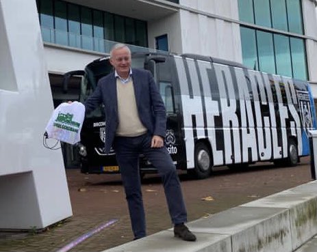 arjengerritsen's tweet photo. De spelersbus ⁦@HeraclesAlmelo⁩ voor de deur. Gaaf! Meteen er naar toe. Blijkt dat ‘Sport &amp; Speel Goed!’ in de race is voor de titel ‘Beste Maatschappelijke Project Eredivisie 2020’ ⁦@VriendenLoterij⁩. Geef ze uw steun! Kijk op https://t.co/mxoz9Fe9iI en stem! https://t.co/z3l5HxFAbz