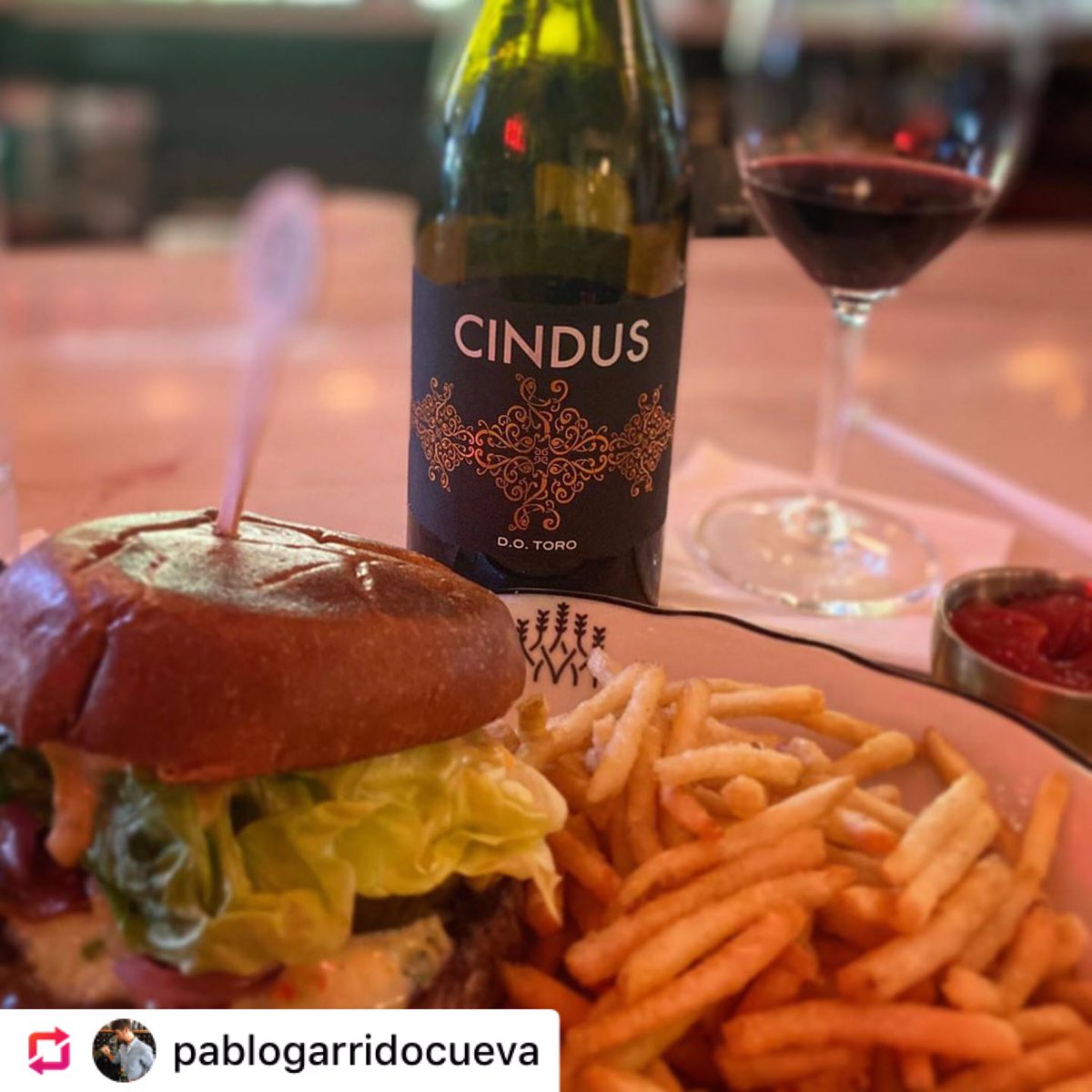 legadodeorniz's tweet photo. Desde Florida nos llega esta estupenda combinación. Vamos que ya estamos a mitad de semana!!! #legadodeorniz #cindus #dotoro #vinodetoro #vino #wine #vinodeespaña #wineofspain #winetasting #wineoclock #winetime #florida #estadosunidos #eeuuu #thebayhouse https://t.co/w4MszCCXOi