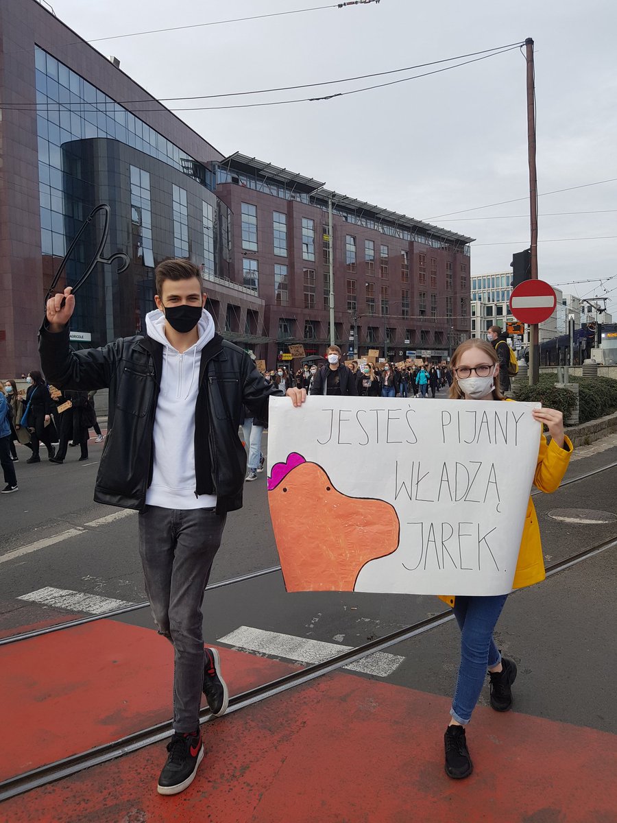 gwensel's tweet photo. Enorme groep studenten op de been in #Wroclaw. Indrukwekkend om te zien! #StrajkKobiet https://t.co/d2tBOUC5DZ