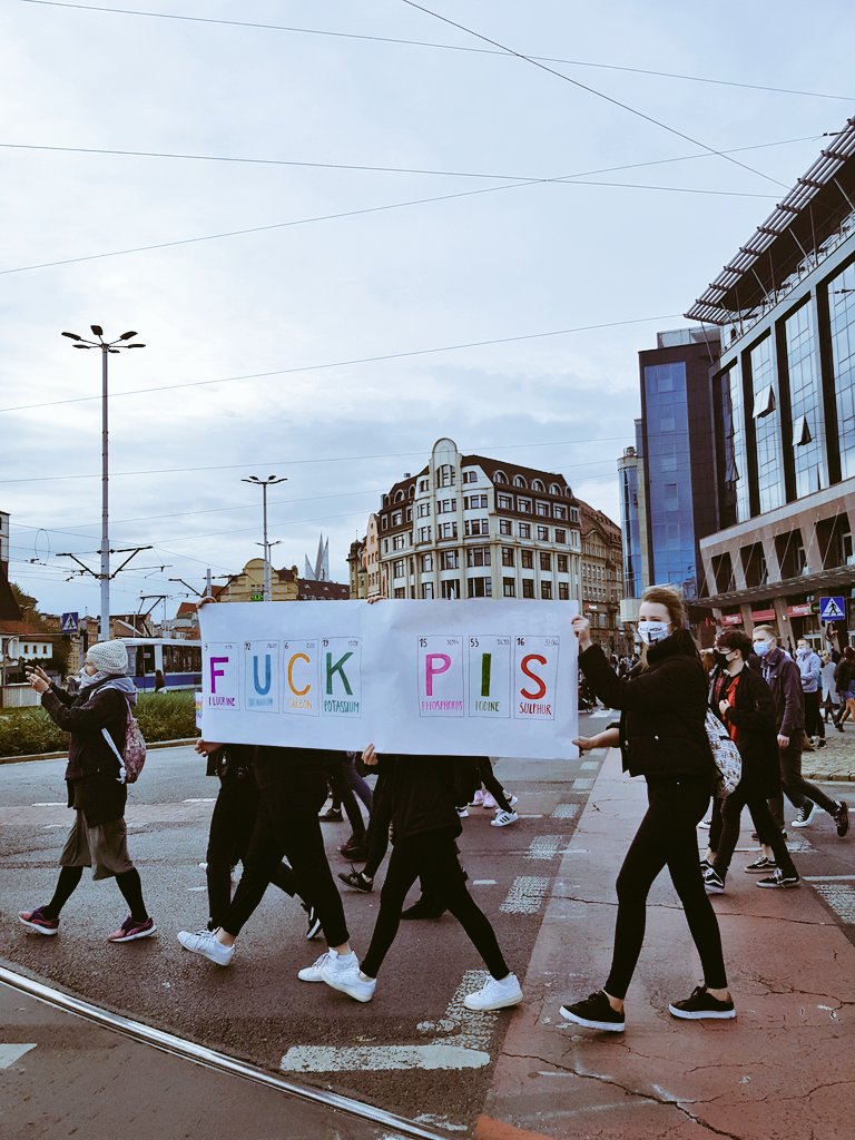 gwensel's tweet photo. Enorme groep studenten op de been in #Wroclaw. Indrukwekkend om te zien! #StrajkKobiet https://t.co/d2tBOUC5DZ