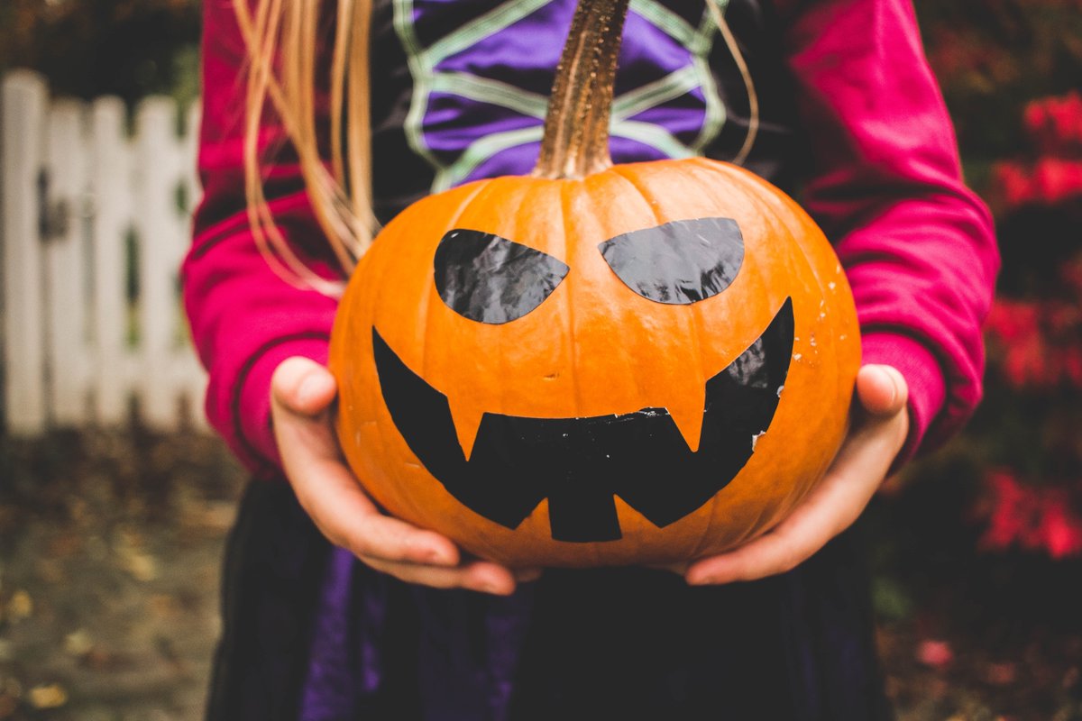 NFCC_FireChiefs's tweet photo. As we approach Halloween pls #SpookSafely. Instead of tealights or candles in pumpkins use LED candles and if youngsters are dressing up, make sure costumes are bought from reputable retailers and kept away from naked flames, as they can ignite quickly #FireKills #Halloween2020 https://t.co/z9xsKD8ZEZ