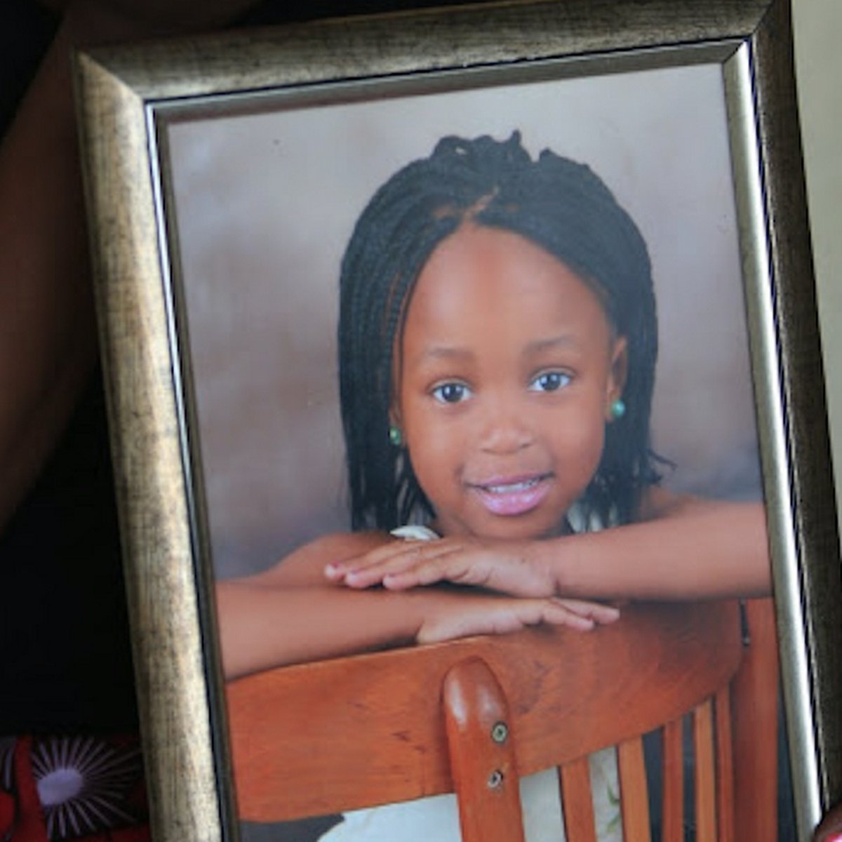 KEEPTHEENERGY1's tweet photo. The body of Inathi Mhlahlo, 6, from Mdantsane, EC, was found on 26/10. Her half naked body was found in the bushes close to her home. She had been raped and stabbed near the neck.
Rest in power our sister. We will never forget you ✊🏽💜
#KeepTheEnergy https://t.co/suQgi5wcQF
