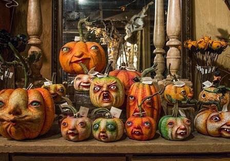 RosannaMarani's tweet photo. Halloween. Che meraviglia! Anche le zucche vuote possono, una volta all'anno, riunirsi per festeggiare e per festeggiarsi.
Dal mio libro #tidolamiaparola
#aforismi #halloween #zucche #vuote #possono #riunirsi #una #volta #anno #festeggiare #giochidiparoledirosannamarani https://t.co/Viou1j1g5p