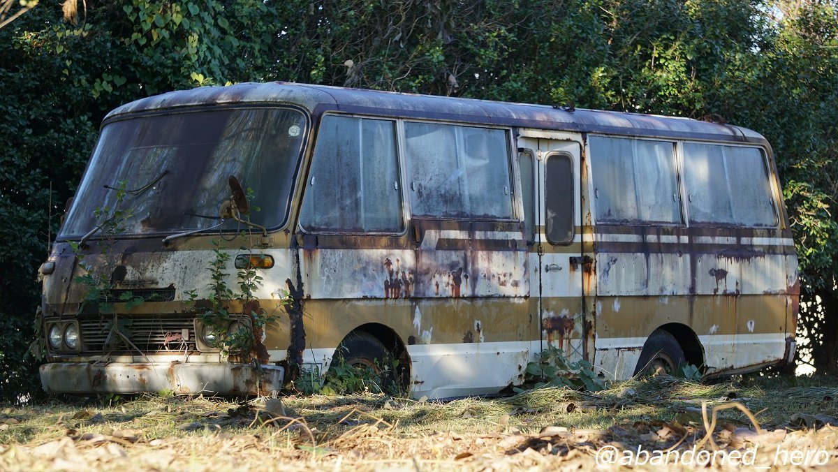 マツダパークウェイ26 教えて貰った個体 空き地に佇むマイクロバス