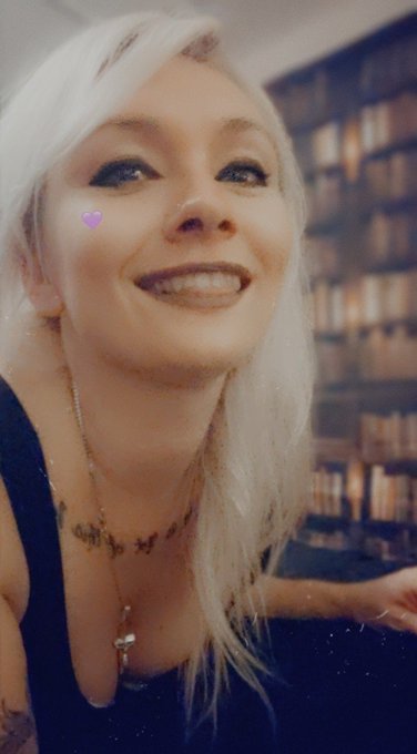 Good morning, all you lovely people! 💋  We made it to "hump day," together! 🙌 https://t.co/c2sXwp665