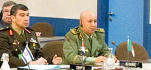 roudhane's tweet photo. النفاق  والشعارت الفارغة   من عادات الجزائر🇩🇿🤡  

لكن الكل صاحي لكم ولاينطلي نفاقكم على أحد👇😂 https://t.co/ezIbwRNTYS