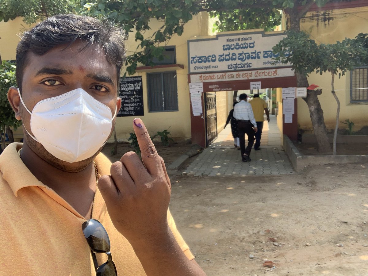 Adv_shashankn's tweet photo. Voted during pandemic. Ur vote should count for eligible🤚🏼.Don’t sell yourself.. #firstvote for #graduateselection https://t.co/POTMyvIj4p