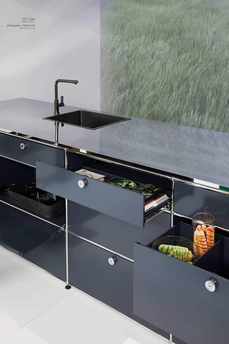 USMfurniture's tweet photo. With the USM Haller, a little ingenuity goes a long way. We love to see creative ways of using our modular system, like this specially customized kitchen.
#USMmodularfurniture #USMhaller #customizedfurniture #multipurpose #modularsystem #modularstorage #customizeddesign https://t.co/EtfEgueJw6