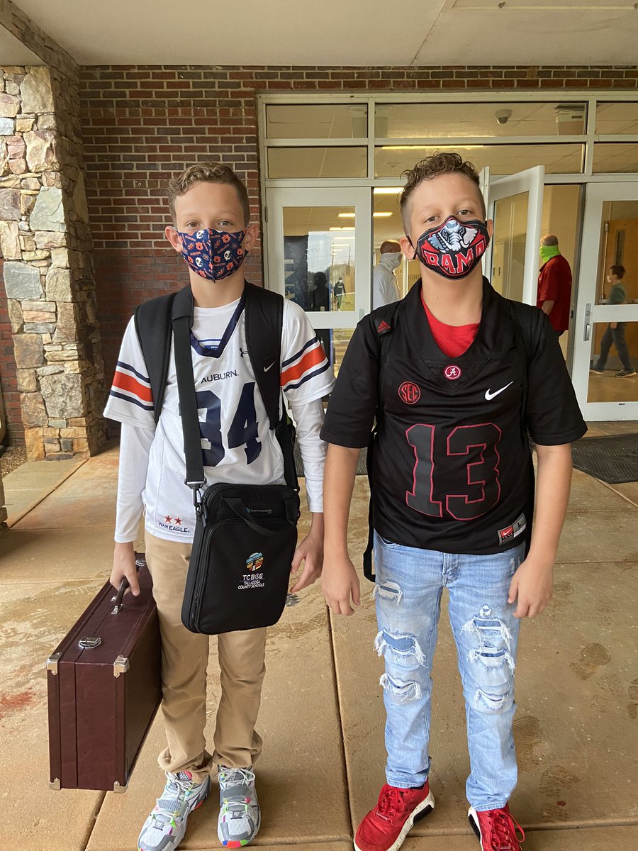 Team up against drugs! A house divided this morning with these brothers. #RedRibbonWeek2020 <a href="/youngedu/">Tim Young</a> <a href="/SHill_DMS/">Shannon Hill, NBCT</a>