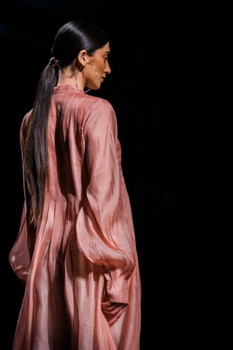 Naina's tweet photo. #ThrowBack amrich #LMIFWSS19 #FashionWeek #MadeInIndia https://t.co/ujrr5hrYpC https://t.co/ZzPYz2EovE