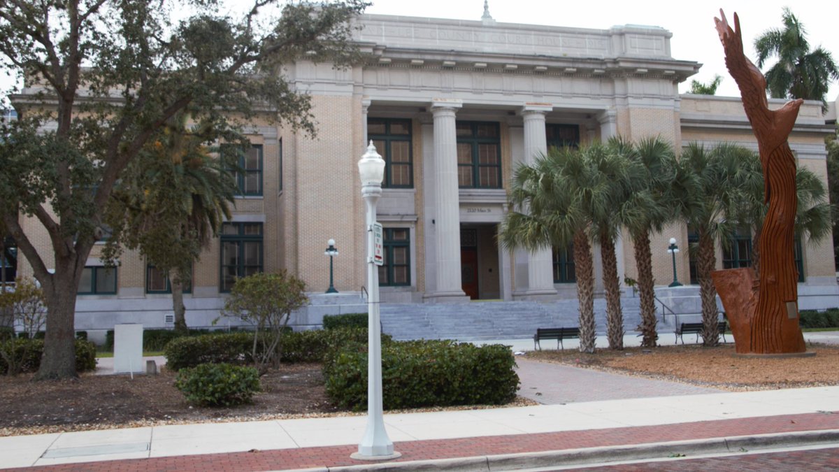 In 1938, Mina Edison hosted an ice cream social to save the old oak tree in front of the Fort Myers Court House. Using the event’s popularity, she passed out petitions urging the City to reduce the risk of forrest fires