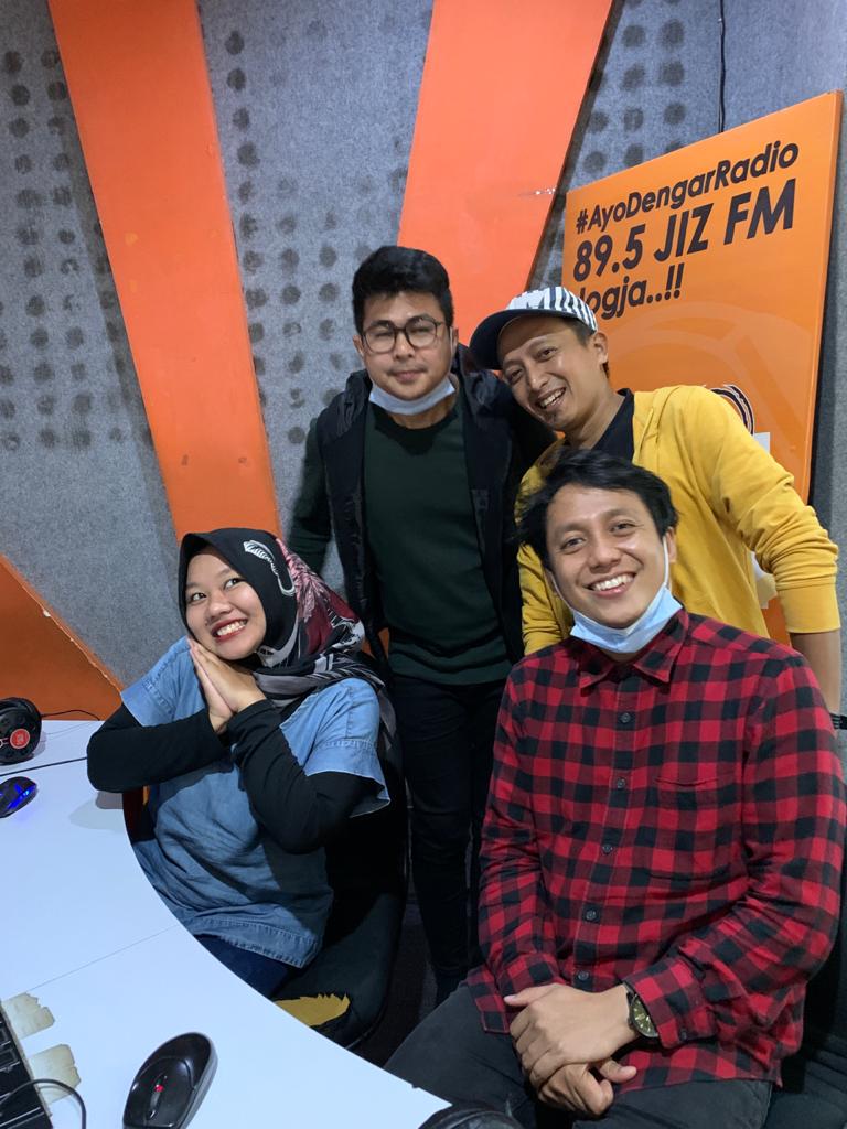 895jizfm's tweet photo. Malam ini di #JAGOAN ada @varsitymove yang mau ngobrol bareng @auliiaaisti soal single terbarunya "Muslim Itu Bersih" stay tune ya sobat jiz ~

Streaming : https://t.co/hkd6ntXnTi https://t.co/NJoKH4biYB