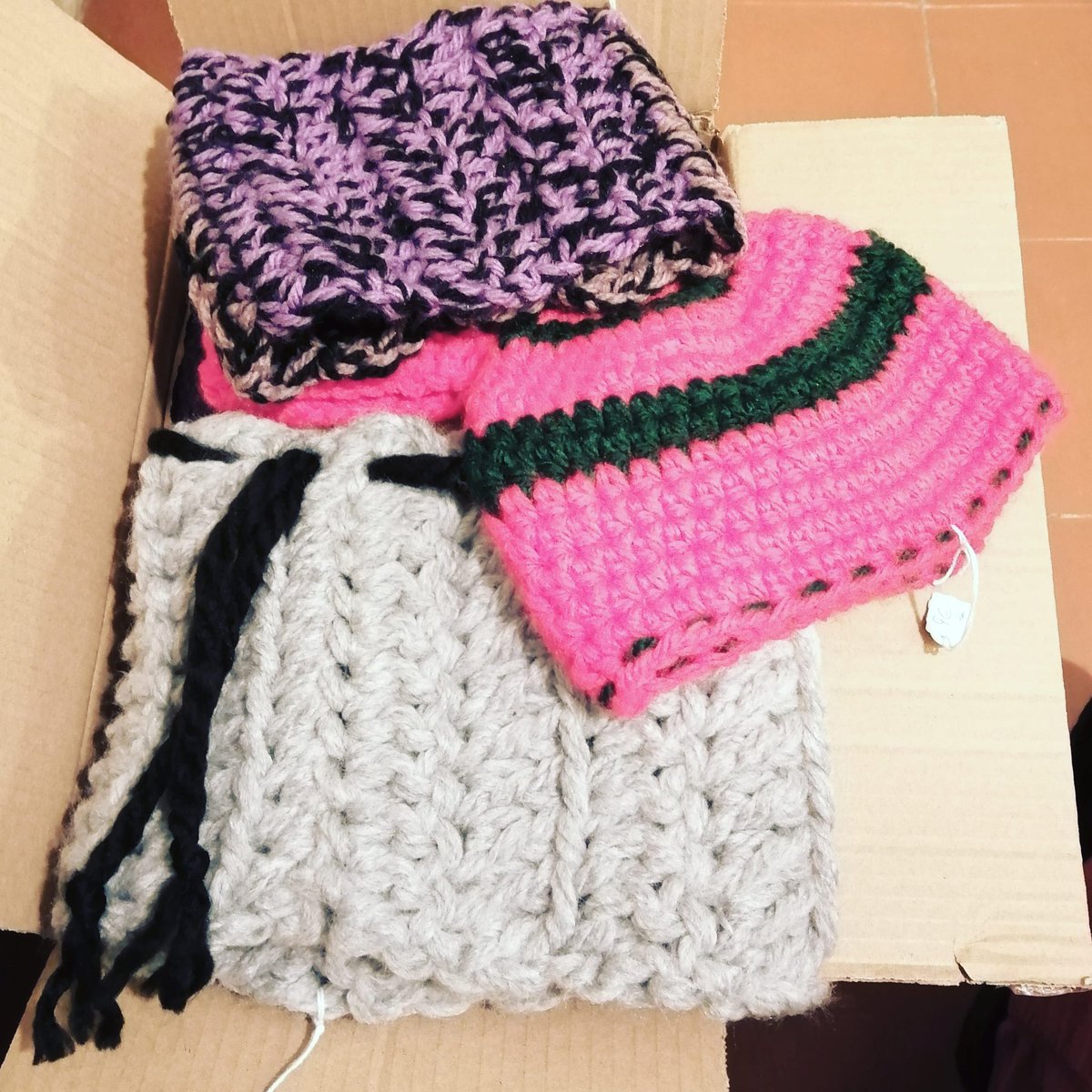 LaFrusleria's tweet image. Ya hemos sacado la caja de las lanas, que este año vamos a pasar más frío que nunca.

#gorros #cuellos #boinas #bufandas

#hechoamano #fruslerías #mercadodesanfernando #Lavapiés #Madrid #compraenelbarrio