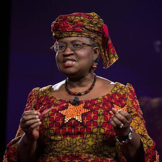 Madame Ngozi Okonjo- Iweala, Nigériane prend la tête de l'Organisation Mondiale du Commerce ( #WTO) .
Deux fois ministre des finances, et des Affaires Étrangères, elle a fait l’essentiel de sa carrière à la Banque mondiale.
Elle est la première femme à occuper ce poste. https://t.co/nYFesBopOz