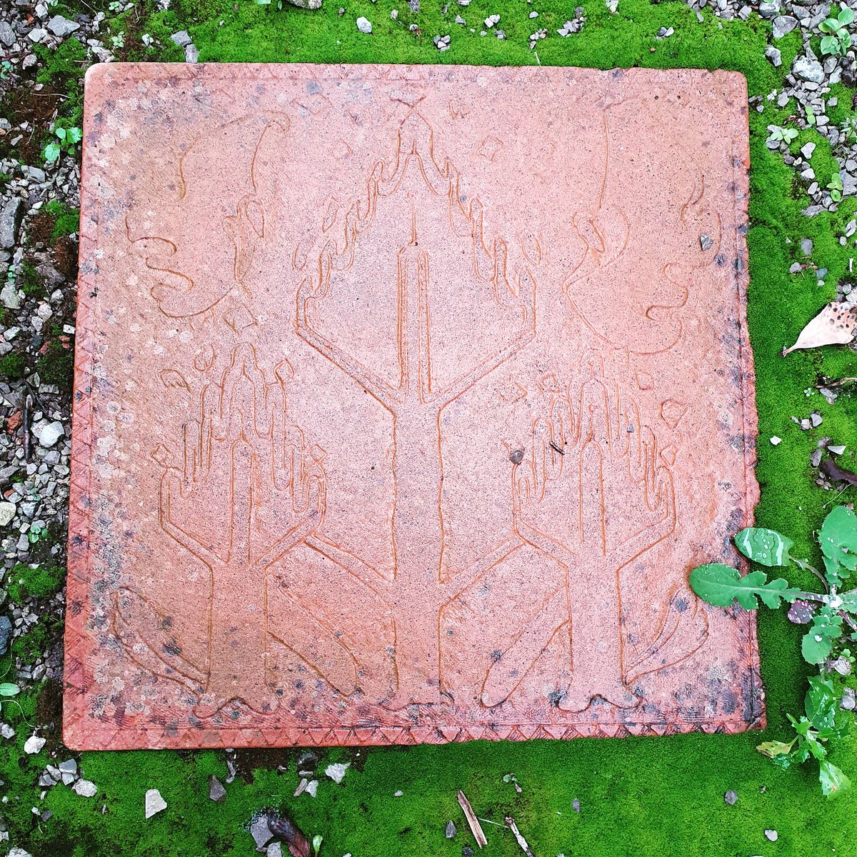 secretgardenweb's tweet image. Our new customer has these old tiles in her back lane. I just love this #treedesign so cool 💚

#terracotta #terracottatiles #oldtiles #lookforthedetails #thelittlethings