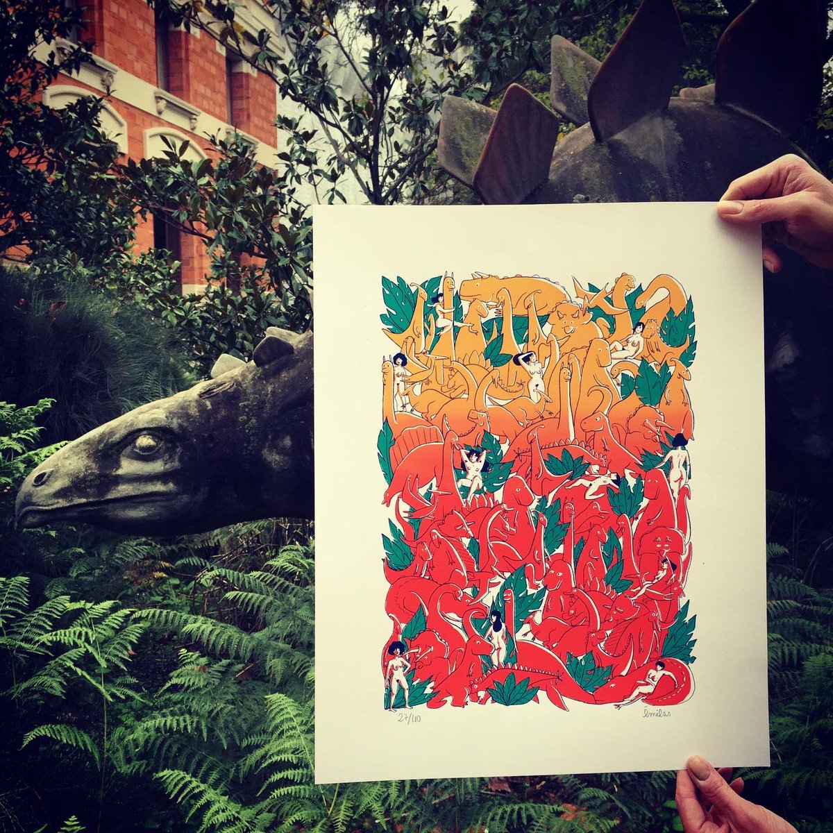 Fwells_'s tweet photo. Vous aimez l’affiche «Dieu crée les dinosaures» 
🦕auprès de ses congénères
👶🏼tenue par un enfant
🖼encadrée
Une chose est sûre quelques ex. sont en captivité sur Etsy👉cornerserigraphie et ne demandent qu’à être libérés
#womenbodies #dinosaures #jurassicpark  
#serigraphie https://t.co/odEtoCPnpO