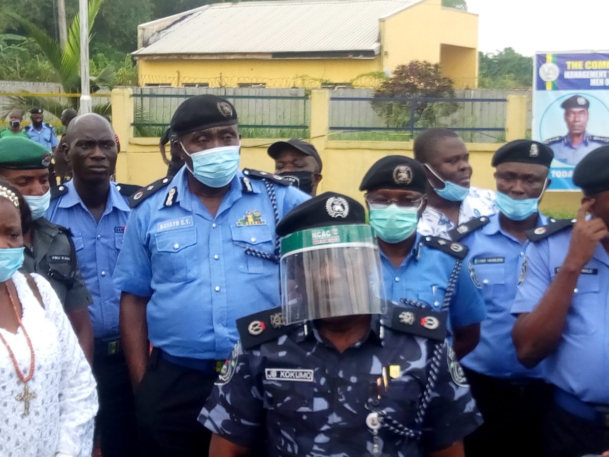 NpfEdo's tweet photo. PRESS BRIEFING ON 28/10/2020
Hoodlums/mobs who went berserk wreaking havoc majorly in Benin metropolis, burnt down police stations, carted away arms and ammunition, raped women, killed policemen on their gory path to destruction, freed convicted criminals and felons and looting. https://t.co/Dok3D0flZ7