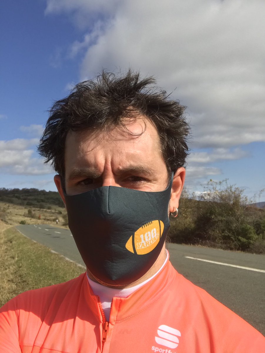 ferindiana's tweet photo. Esperando al paso de @lavuelta en el alto de #LaRasa protegido con las mascarillas de @EosSomos y @100yardas_ y su nueva mascarilla @PackersESP #Larioja #riojanoenvici #lariojaparaisociclista #meridabikes @MeridaBikes @pciclista https://t.co/8uwgBVXrfG