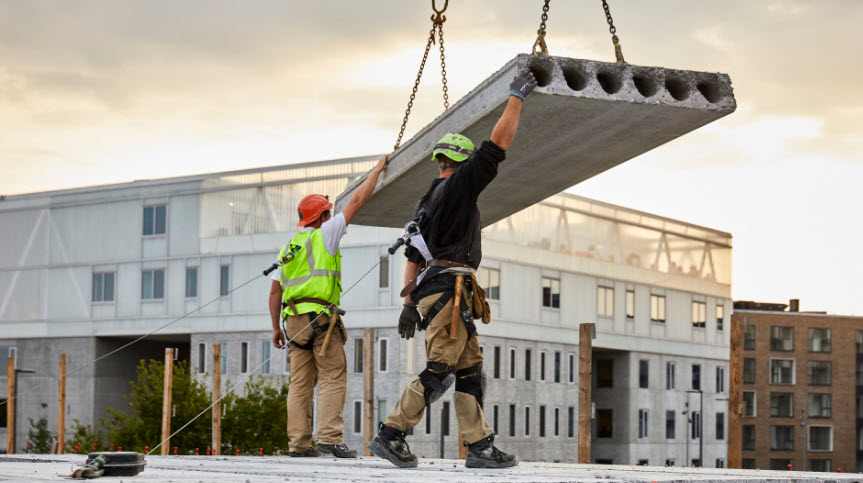 Realdaniadk's tweet image. Hvordan får vi tænkt langt mere klima og bæredygtighed ind i byggebranchen? Tre markante profiler giver deres bud på Green Discussion ’Byg et bedre Danmark – men hvordan?’ på @Building_Green_ livestreaming den 29/10: realdania.dk/vaer-med/arran… #dkgreen #dkbyggeri #dklima #dkbiz