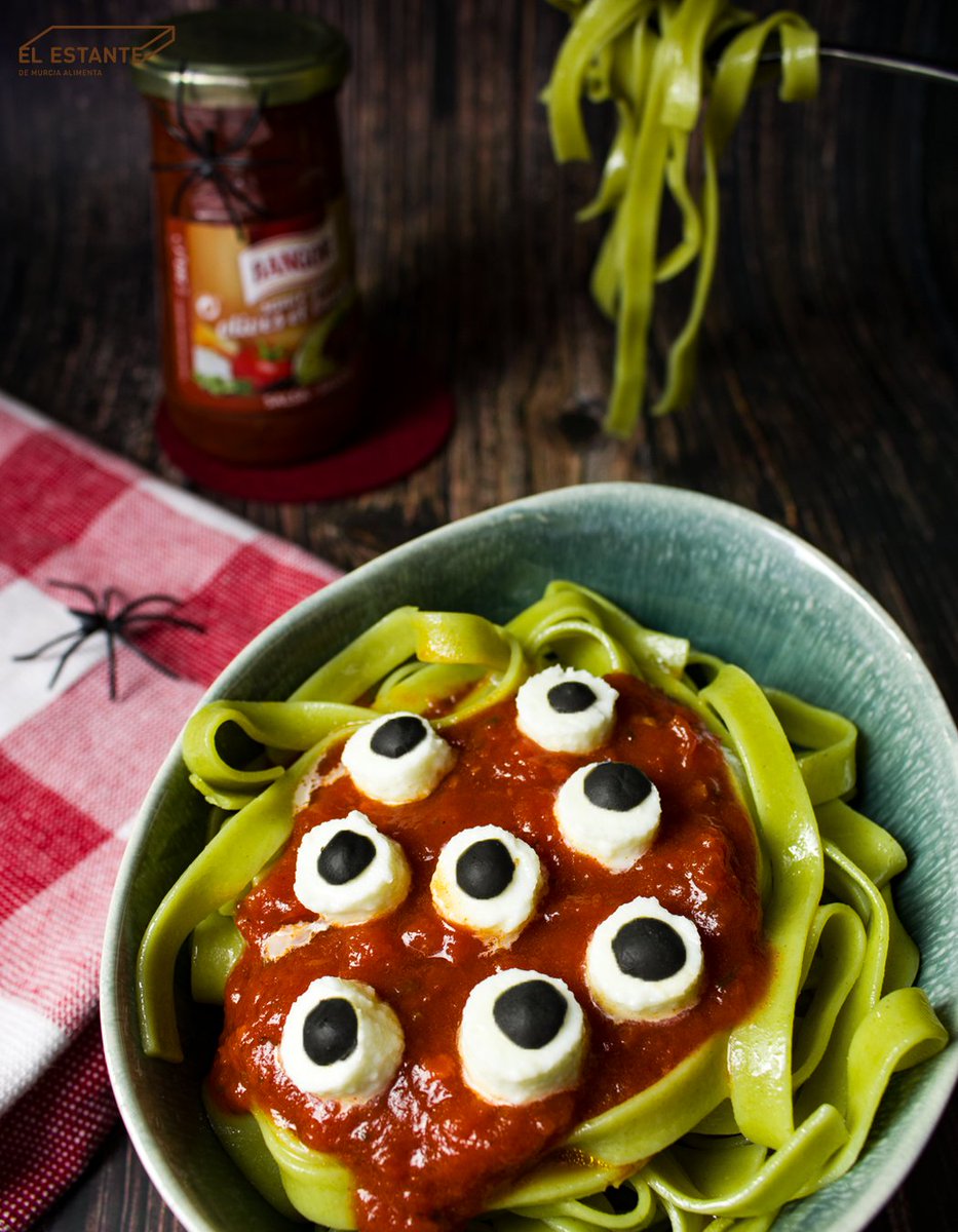 murciaalimenta's tweet photo. ¡Haz que la cena del día de muertos sea diferente!👀
Una receta que no falla, tallarines con salsa de Albahaca y olivas de #Bangor de #Aliminter. Elaborada con tomate, aceitunas, cebolla y albahaca.
Para los ``ojos´´ hemos cortado círculos de mozzarella y de aceitunas negras. https://t.co/W4JhawkHWV