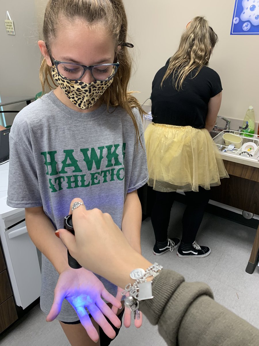 bekahmarder's tweet photo. Students in PHS practicing how to wash their hands properly. Using Glogerm made it more fun because they could actually see all the germs on their hands!! 👀👀 @HofiusKISD #GHOULS2020 https://t.co/WM0rsjCGYg