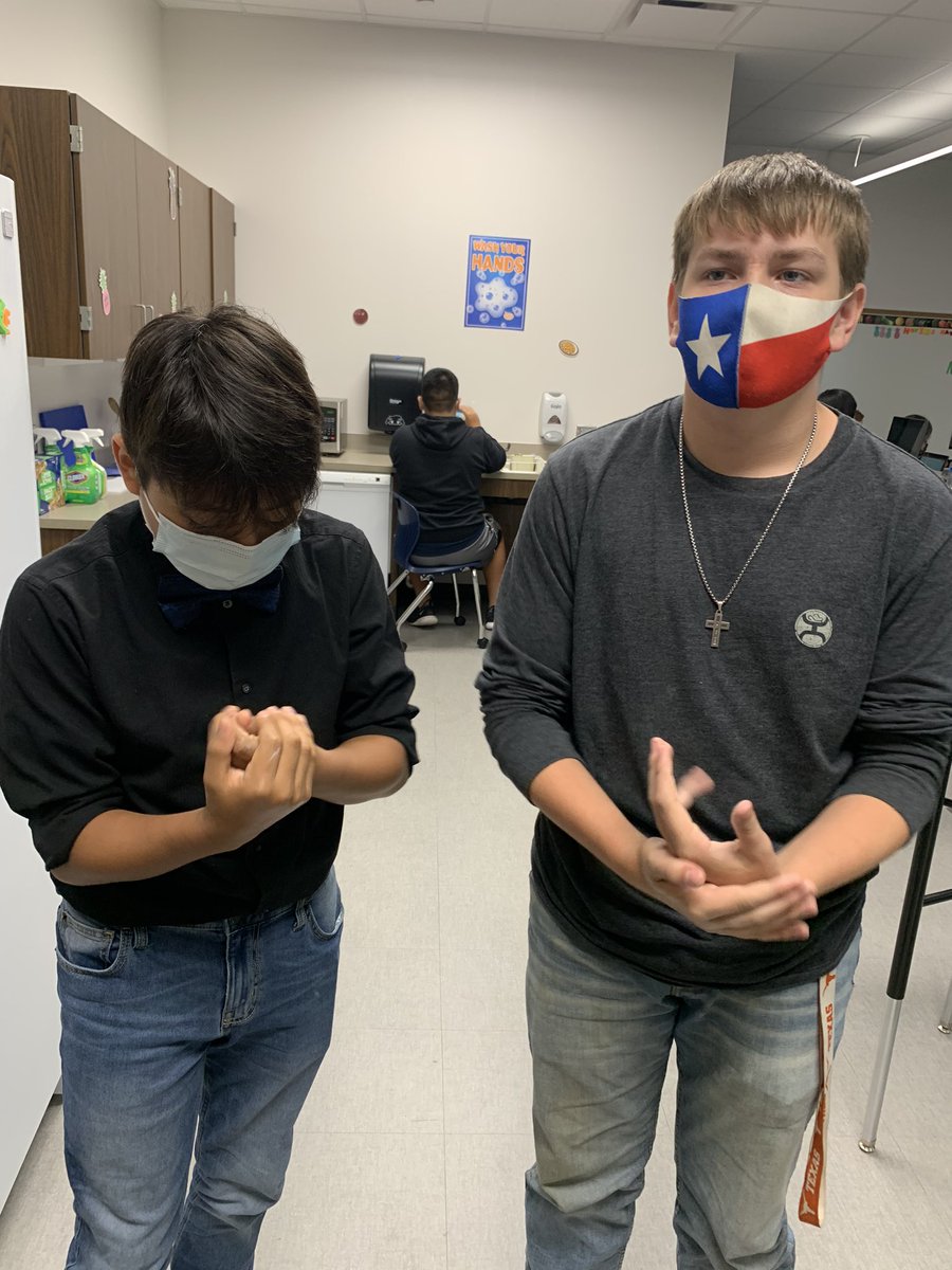 bekahmarder's tweet photo. Students in PHS practicing how to wash their hands properly. Using Glogerm made it more fun because they could actually see all the germs on their hands!! 👀👀 @HofiusKISD #GHOULS2020 https://t.co/WM0rsjCGYg