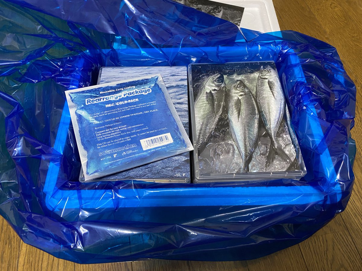夜の踊り子 サカナクションのlive Fish開封 発砲スチロールの中には青いビニールに包まれた魚 ならぬdvd とリアレンジアルバム がぎっしりと 本物の魚を意識した凝ったパッケージングに期待が