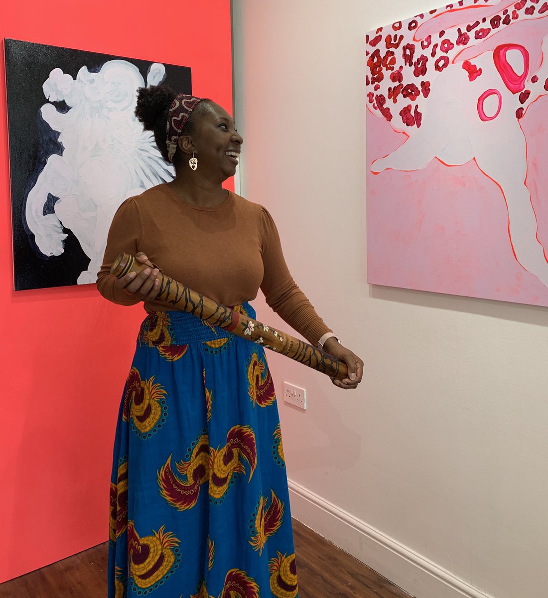 KSweeneyArtist's tweet photo. The incredible @WCShearer performing today in the exhibition @HOXTON253 today. Few FREE places for 5+ left for tomorrow 10:30-11:30 @LoveHackney @ace_national @hackneycitizen #halftermactivities #hoxton #hackneyparents @Art_Monkee https://t.co/gYAzcP44GC