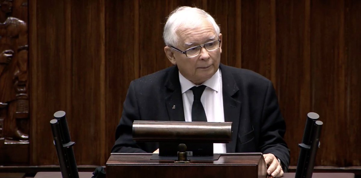 300polityka's tweet photo. Kaczyński do opozycji: Wy w tej chwili, w imię własnych interesów, małych, brudnych interesów, interesów Nowaka, wy w imię tych interesów rozwalacie Polskę. Narażacie na śmierć mnóstwo ludzi. Jesteście przestępcami

#300POLITYKALIVE

https://t.co/3ADiiy41kU https://t.co/hNnfY6jKg5