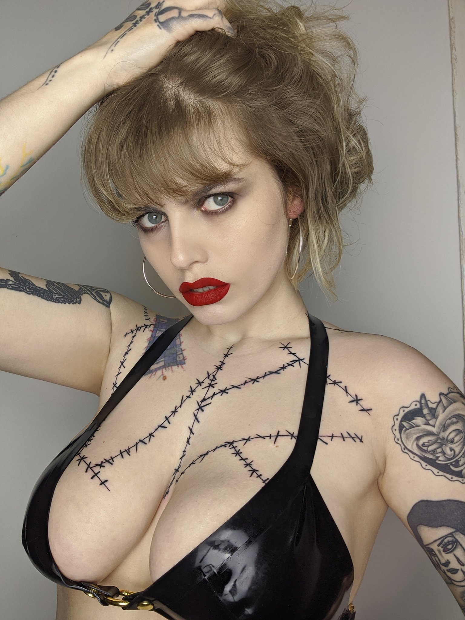 3 pic. I got hotter. Sorry x https://t.co/Cr8hNZDihI