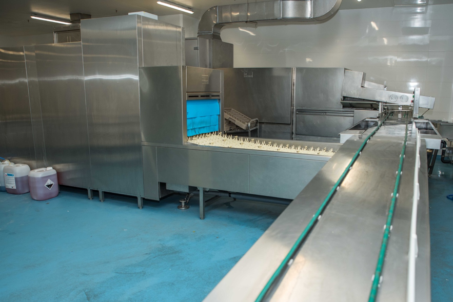 LuisFTalaveraMa's tweet photo. ✅Hemos incorporado en la última renovación de las cocinas del Hospital Universitario Gran Canaria Dr. Negrín el tren de lavado de tecnología alemana más innovador del mercado. Es la primera máquina certificada como bactericida y virucida para afrontar #COVID  #ingenieria 🏥🖥️🧑‍🏭 https://t.co/zeoDLnUlrz