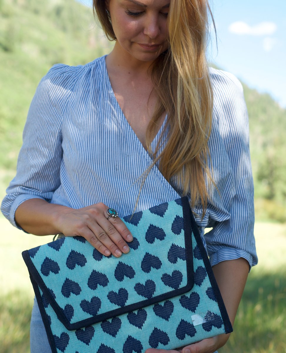 wknd__wyfr's tweet photo. Looking to add a little color to your look? The Sweater Weather Clutch is calling your name
https://t.co/Z6CVokk8Zy
#wkndwyfr #ootd #fallbag #whowhatwearing #aspenstyle #aspenfashion #mountainfashion #aspencolorado https://t.co/vnhrqtQeM2