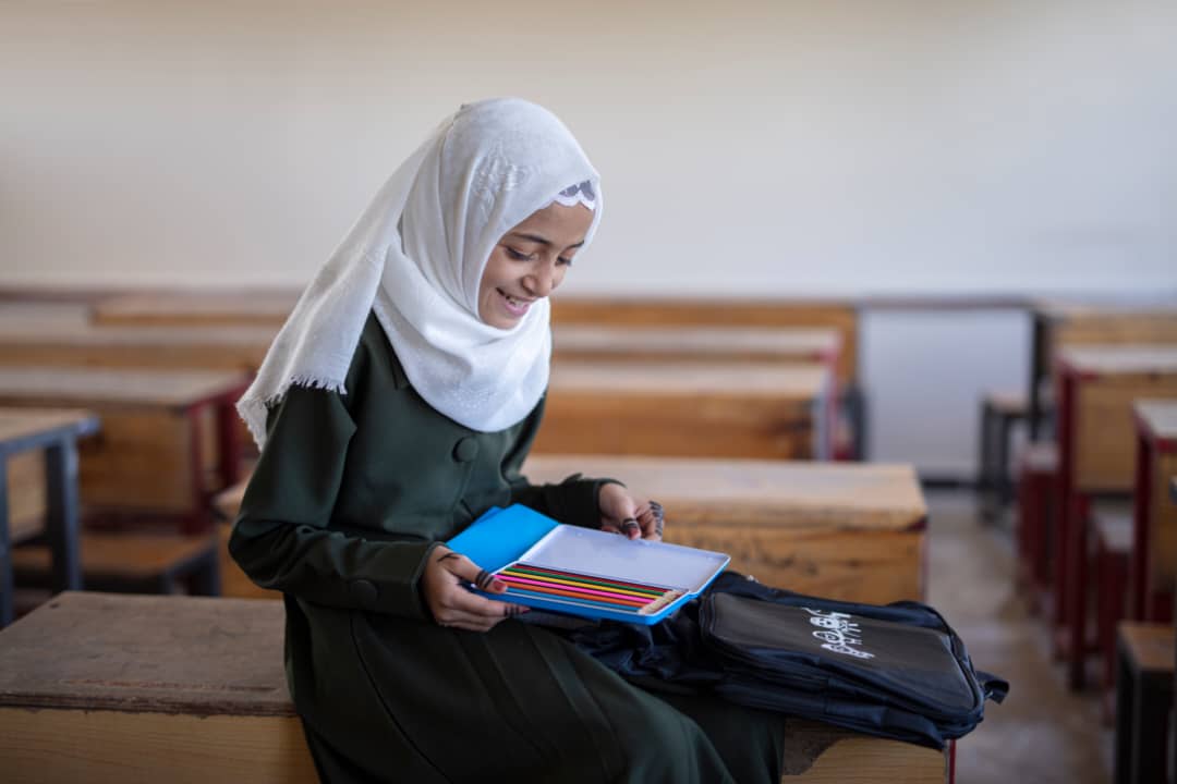 إنه عام دراسي جديد, أمل جديد, وسعادة بالعلم والغد المشرق.
يستحق أطفال #اليمن العيش بسلام..
الصورة في مدرسة جيل الوحدة في #صنعاء لطفلة تلقت حقيبة وأدوات مدرسية من #اليونيسف هذا الأسبوع وهي واحدة من ألاف الأطفال الذين تلقوا هذه الهدية في بداية العام الدراسي الجديد
#لكل_طفل #تعليم