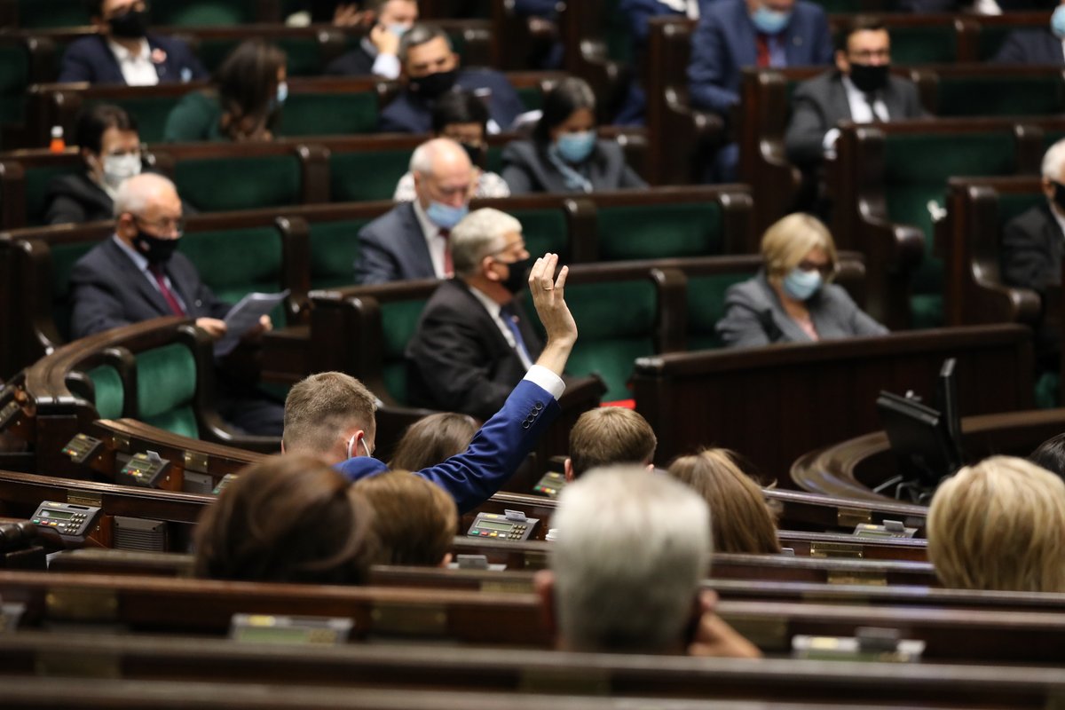 #Sejm uchwalił ustawę o zawodzie farmaceuty.💊

Uchwalone przepisy:
✔️kompleksowo uregulują zasady wykonywania zawodu
✔️zwiększą znaczenie farmaceutów w systemie ochrony zdrowia.