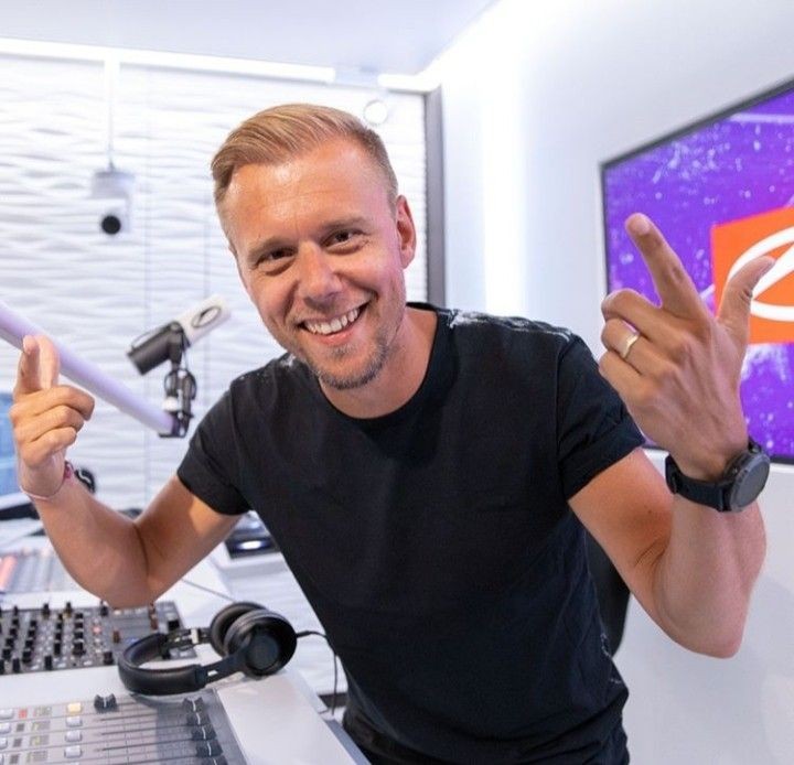 Wendy_Sokoloff's tweet photo. Thank you @dully718 i hope you enjoyed #ASOT987 ๐ถ๐ต๐๐ฅ and everyone mentioned here #trancefamily https://t.co/ii0phF0LxA