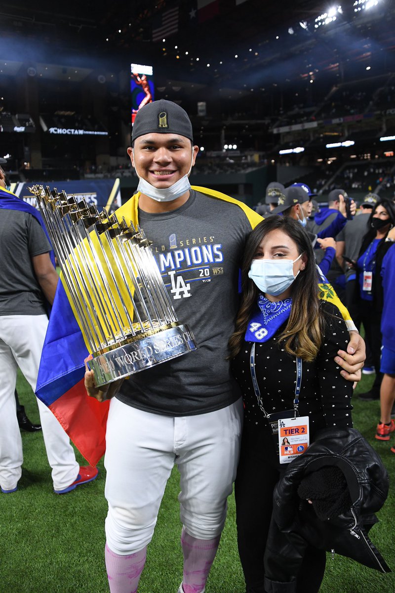 BrusdarGraterol's tweet photo. He who works hard God has good things in the world, my person, my wife and my family are very proud to be here in the new family with the dodgers, thank you fans for your great support, many blessings 🙏🏽🙏🏿🙏🏻⚾️⚾️⚾️⚾️⚾️🤣🤣🤣🤣🤣😘😘😘🤪🤪🤪🤪🦾🦾🦾🦾🦾❤️❤️❤️❤️ @Dodgers https://t.co/4ivZsjYApk