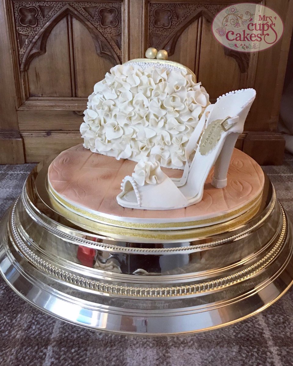 #happybirthday #dorothy #letsgogirls #specialday #specialbirthday #everydayisspecial #handbag #shoes #handbagsandgladrags #chocolate #chocolatecake #baileys #chocolatebaileyscake #girlsjustwannahavefun #handmade #homemade #highlands #scotland #nc500 #sugarcraft