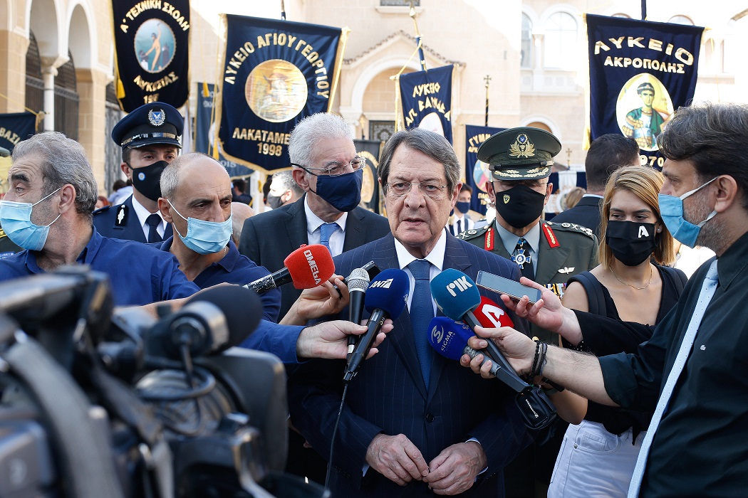 Ο βασιλιάς είναι γυμνός (χωρίς μάσκα) - This is #Cyprus 😉🍷 <a href="/AnastasiadesCY/">Nicos Anastasiades</a>