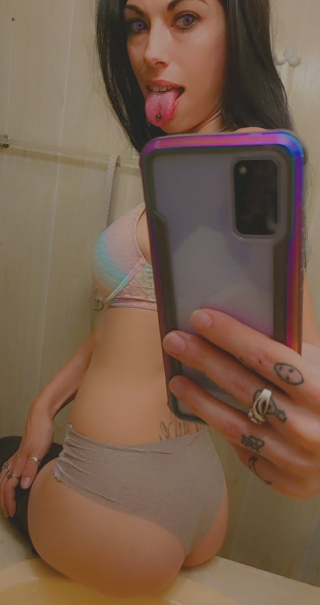Ittybrittylitty's tweet photo. HAPPY HUMP DAY🍑 Hope everyone is having a great day! I'm also having a sale on my #onlyfans click #linkinbio #stonerbabe #humpday #happyhumpday #smallbootysmatter #mirrorselfie #selfies #420babe #ganjababe #420model #wednesdayvibes https://t.co/tDaJ2CVFVA