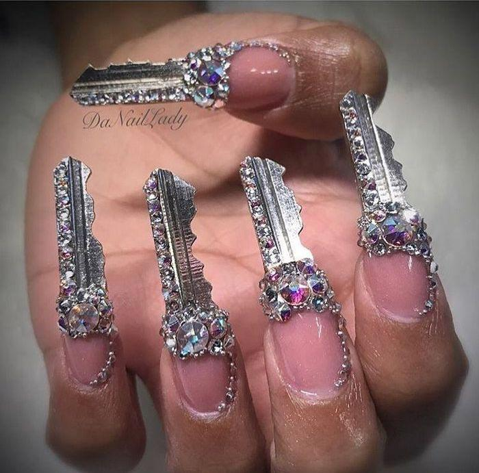 watermelonONK's tweet image. Чем  меньше женщина прочитала книг, тем замысловатее у нее маникюр.