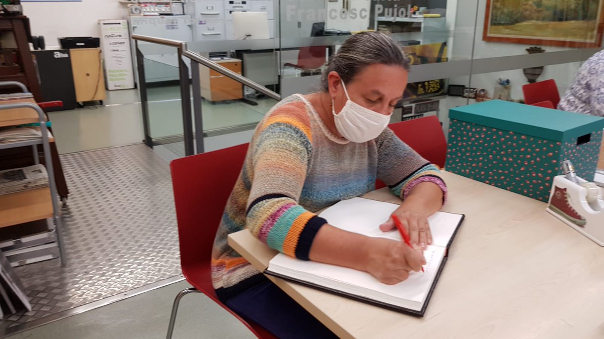 ArxiuHistoric9B's tweet photo. Ja tenim nova dedicatòria en el #llibred'honor d'@ArxiuHistoric9B, #Yoyi, presidenta de l'AV #Verdum https://t.co/oLwn06EbO0