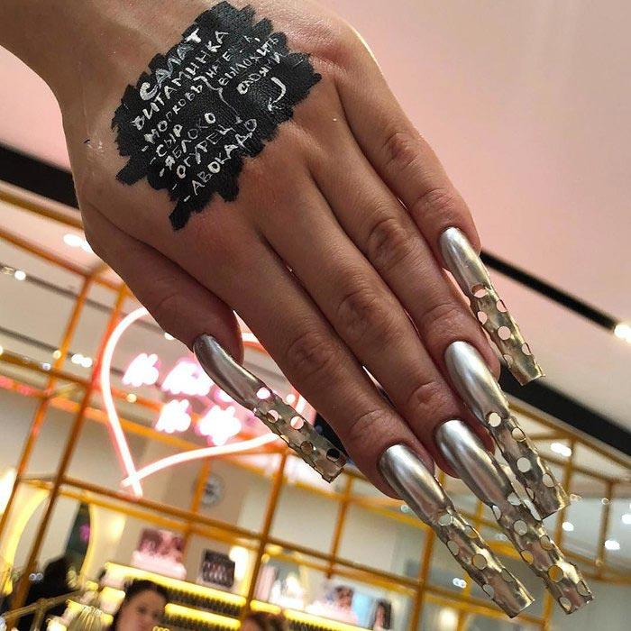 watermelonONK's tweet image. Чем  меньше женщина прочитала книг, тем замысловатее у нее маникюр.