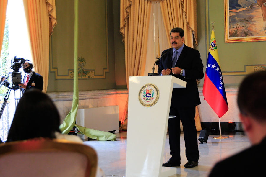 mippci_ven's tweet photo. #EnVivo 🔴 | Pdte. @NicolasMaduro: El ataque a las refinerías venezolanas es de parte de grupos terroristas de Juan Guaidó de EEUU y de grupos paramilitares de Colombia.  
#CivismoYParticipaciónDemocrática https://t.co/n6xoW0fpJK