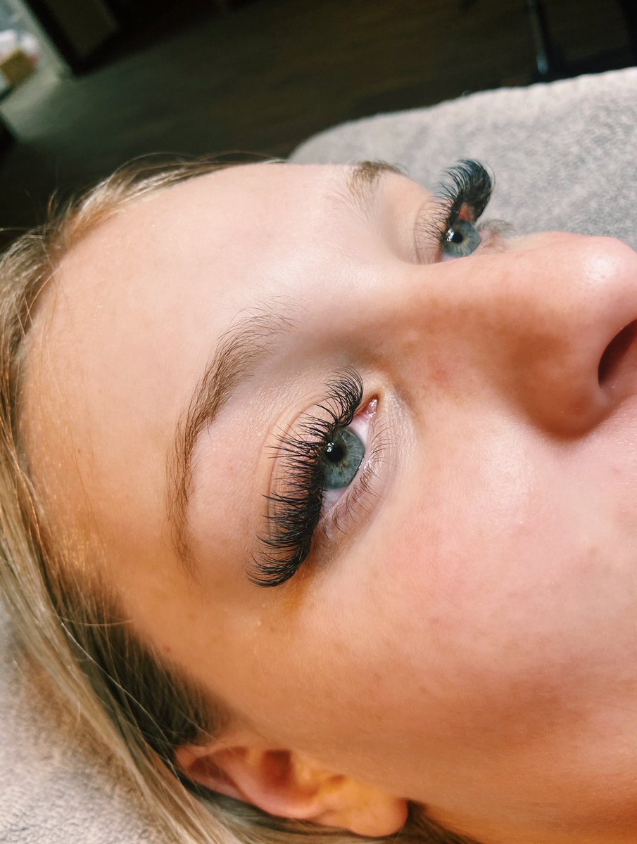 madiikuhl's tweet photo. hi! as most of you know i’m a lash artist in wichita. holiday season is right around the corner &amp; i’m still trying to get my books full &amp; get my name out! if you know anyone interested please please like and rt, it would mean the world (: my dms are open for any questions as well https://t.co/dvCIyah9bb