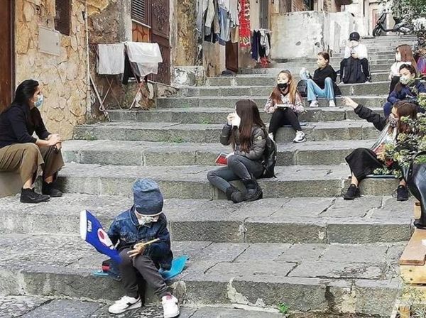 gokhankutluer's tweet photo. İtalya'nın güneyindeki Campania bölgesinde #COVID19 sebebiyle okullar kapatıldı. Bazı öğretmenlerse öğrencileri derslerden geri kalmasın diye dersleri sokakta işliyor. https://t.co/BWKuqMQL5h