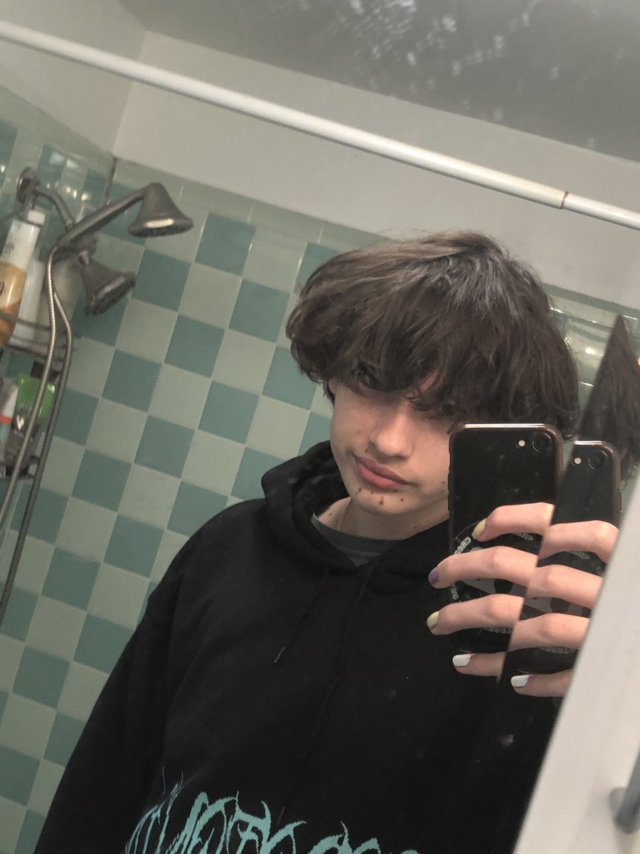 glaive's tweet photo. my hoodie matches my bathroom cool https://t.co/seFo2q3nHO