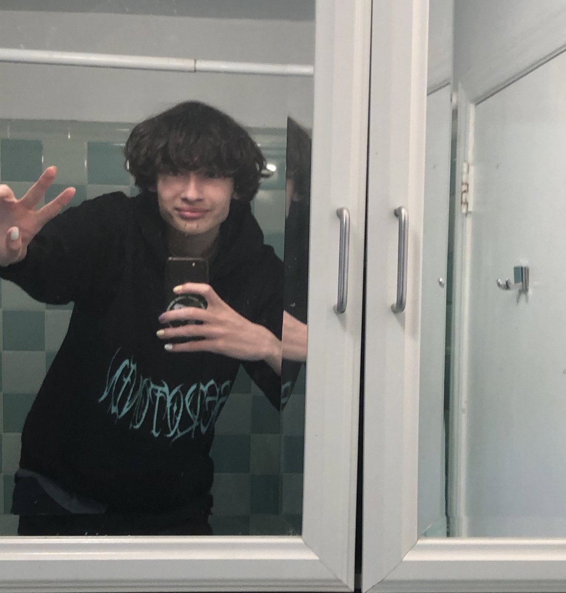glaive's tweet photo. my hoodie matches my bathroom cool https://t.co/seFo2q3nHO