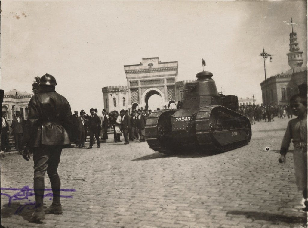 İstanbul'a giren düşman tankları #CumhuriyetSayesinde bir daha dönmemek üzere geri gönderildiler!