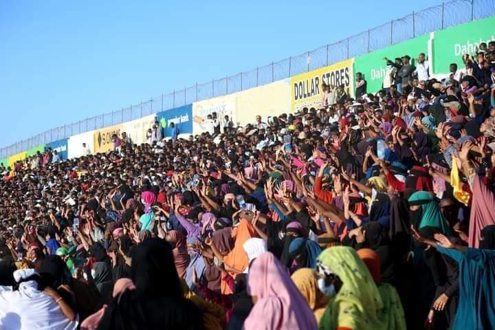 pespoc's tweet photo. #Somaliland: Sawirradan humaaga qurxoon muujinayaa waxa ay tusaale nool yihiin sida ciyaaruhu uga qaybqataan Isdhexgalja/ midnimada bulshada. Waxa kaliya oo xusuusin mudan in bulshada lagu baraarujiyo raacista tallaabooyinka badqab ee ka hortaga #COVID19 inta ciyaaraha socdaan. https://t.co/vNUNao7Abl