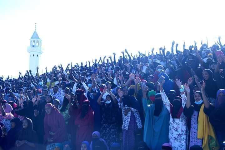 pespoc's tweet photo. #Somaliland: Sawirradan humaaga qurxoon muujinayaa waxa ay tusaale nool yihiin sida ciyaaruhu uga qaybqataan Isdhexgalja/ midnimada bulshada. Waxa kaliya oo xusuusin mudan in bulshada lagu baraarujiyo raacista tallaabooyinka badqab ee ka hortaga #COVID19 inta ciyaaraha socdaan. https://t.co/vNUNao7Abl